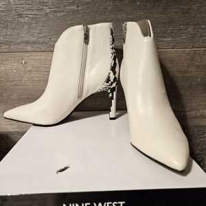 NINE WEST leather booties in ivory with snake print on heels size 7M
